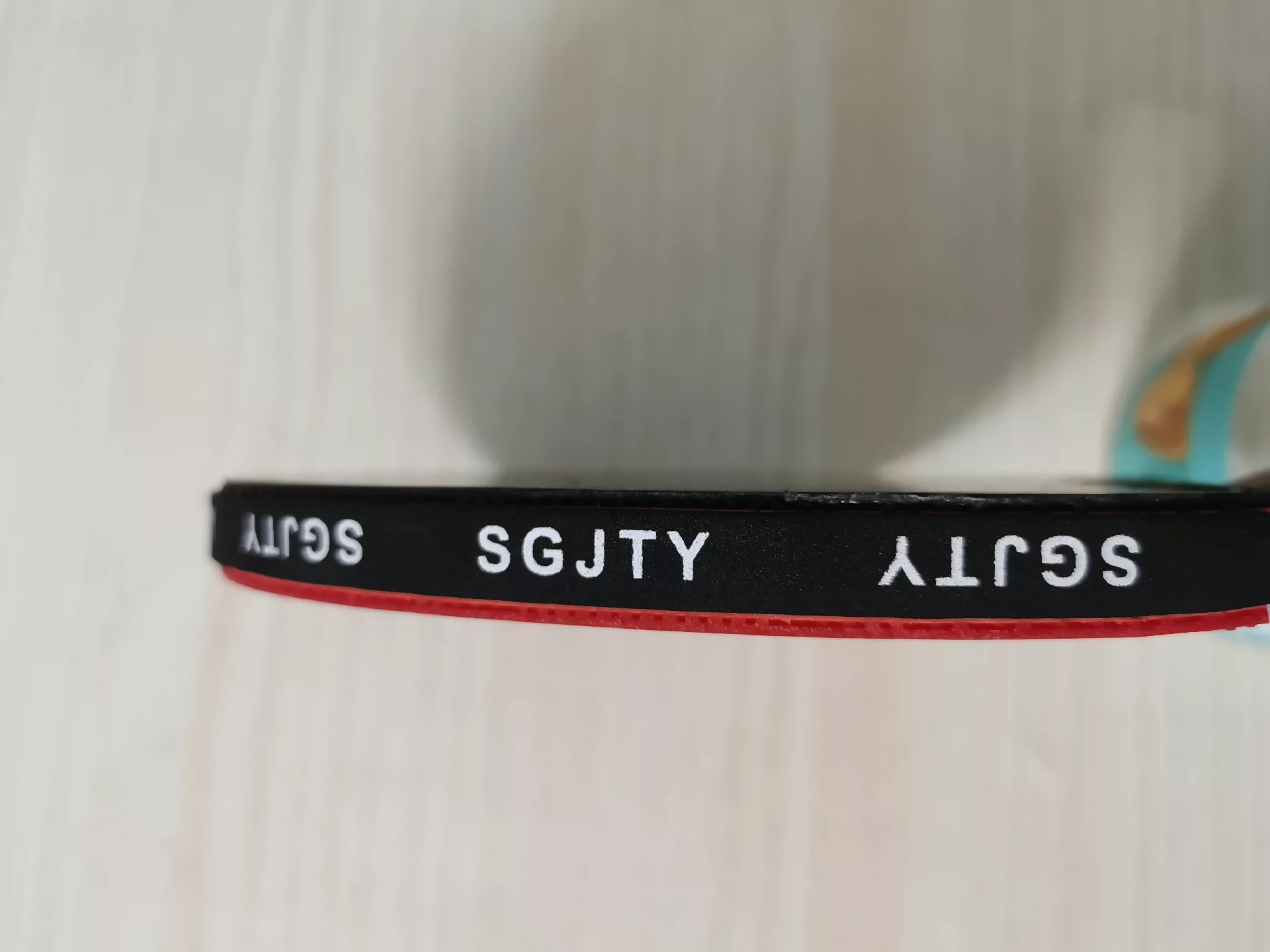 自用乒乓球拍 横拍FL，重量195g，整套出 底板：银河N11s，经典五层纯木 正手：红双喜PF4 反手：红双喜PF4 套胶都是自己贴的，只用过几次，护边已贴好